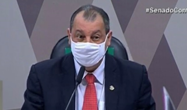 'Não precisa de babá para responder', diz Omar após Flávio interromper CPI