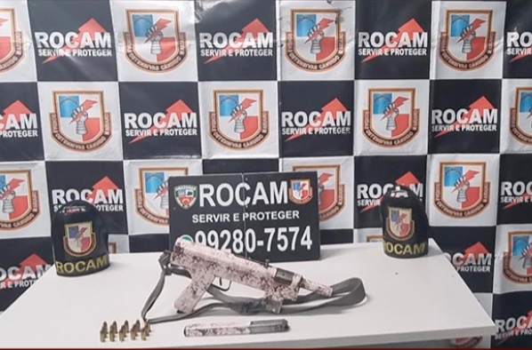 Jovem é preso ao ostentar arma em laje de casa em Manaus