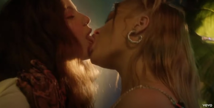 De fio-dental Luísa Sonza beija muito Carol Biazin no clipe Tentação; veja