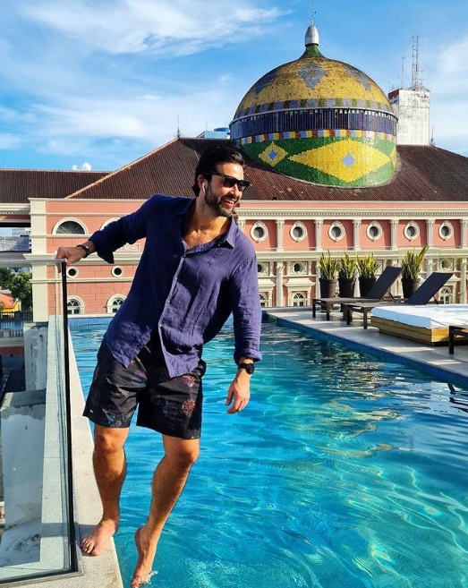 Em Manaus, Sergio Marone 'baba' pelo Teatro Amazonas; veja fotos