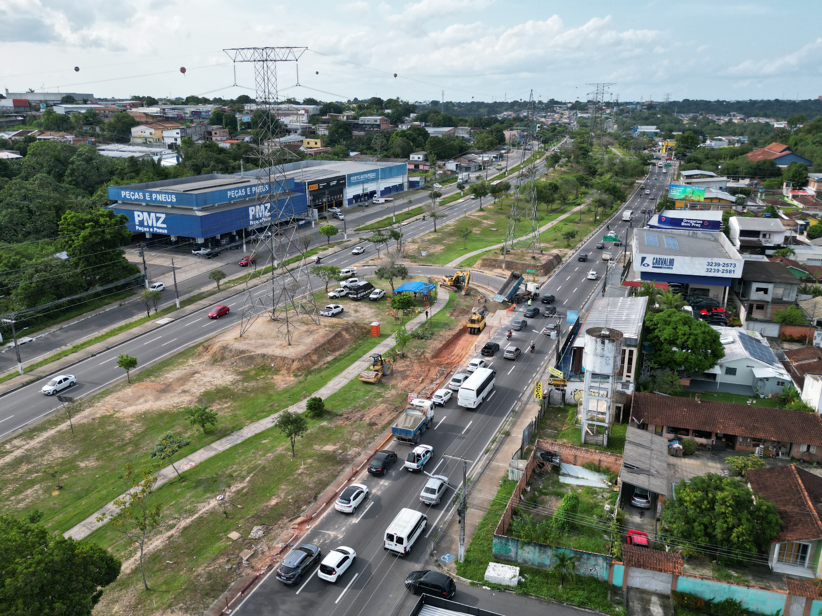 Pista de desaceleração é construída em parte da estrutura de viaduto na Avenida das Torres