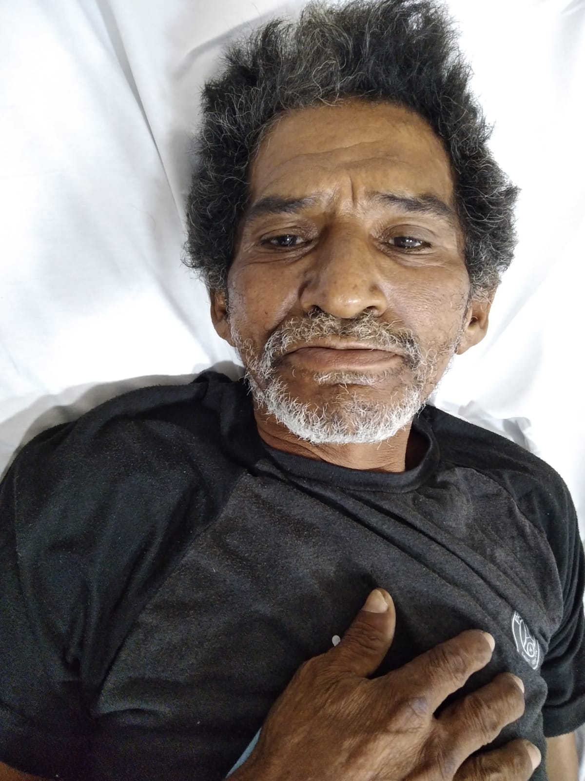 Idoso é internado com paralisia e hospital pede ajuda para encontrar família em Manaus 