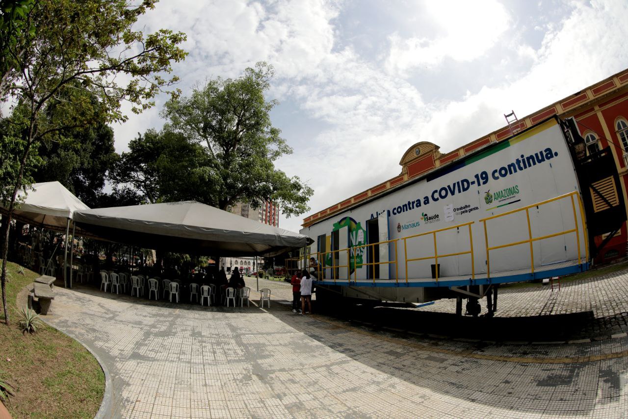 Carreta da vacinação tem atendimento prorrogado na Praça da Polícia em Manaus