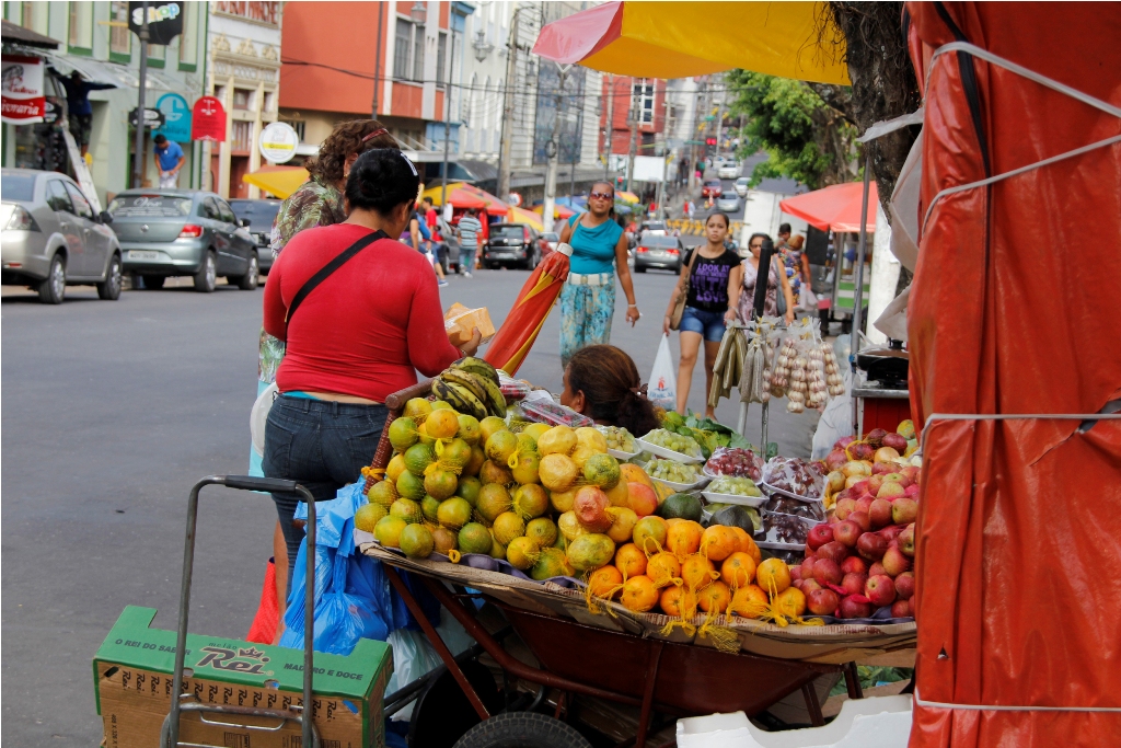 Ambulantes que atuavam na orla de Manaus começam a ser realocados