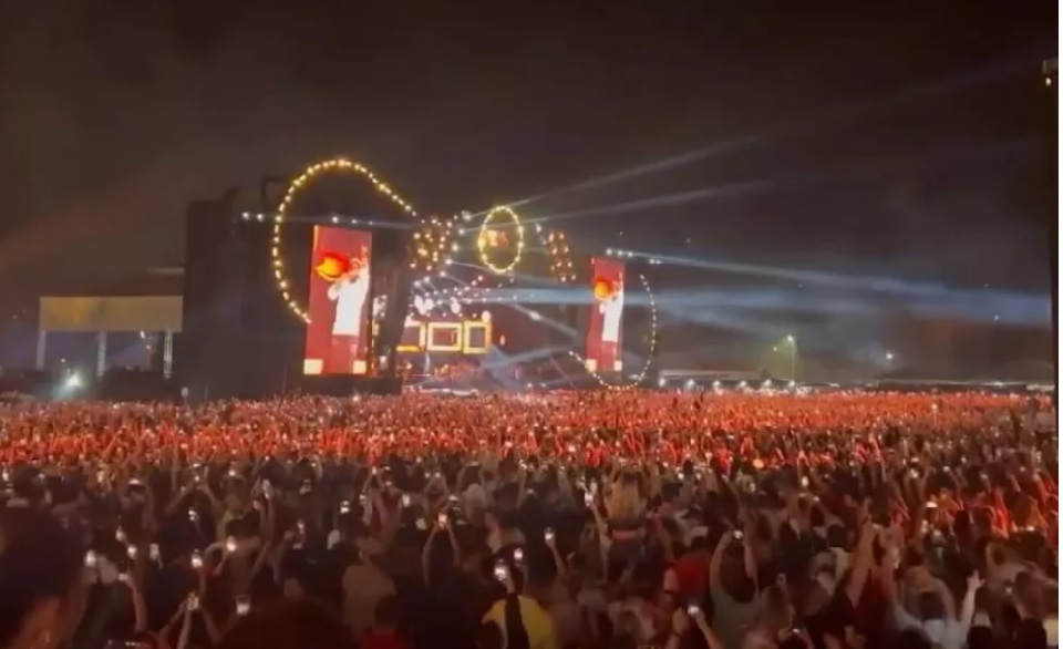 Mulher filmada fazendo sexo com desconhecido em show de Henrique e Juliano estava com marido e relata apagão