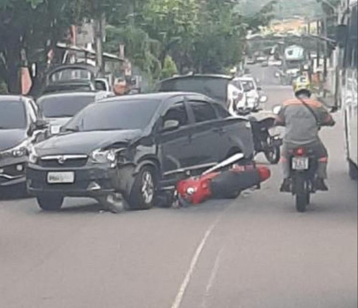 Acidente: Carro atropela e deixa motociclista ferido em avenida de Manaus