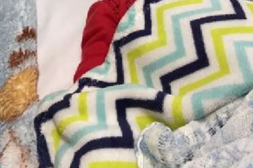 Polícia encontra fotos de bebê amarrado e sujo de fezes em telefone de diretora de escola 