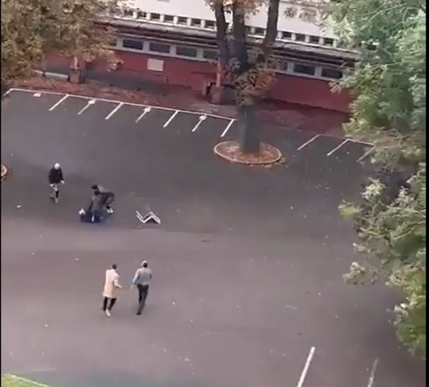 Professor é morto a facadas durante ataque à escola na França