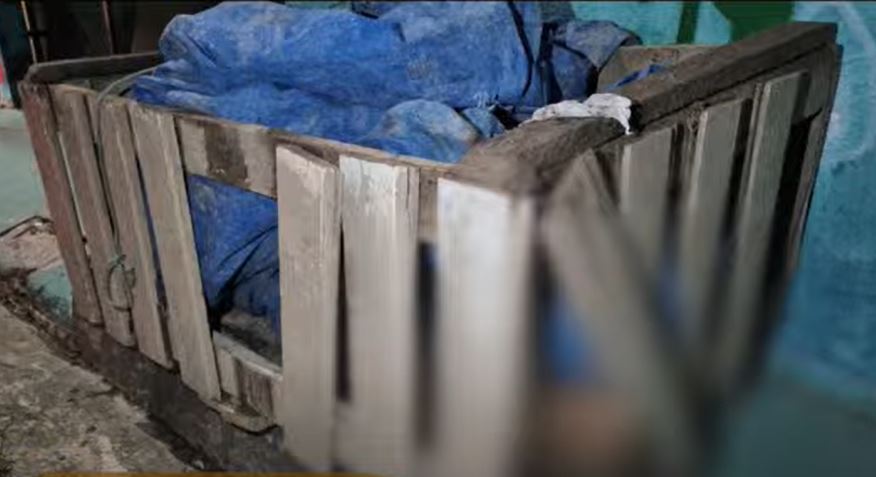 Enrolado em lona, corpo de homem é abandonado na calçada de rua em Manaus