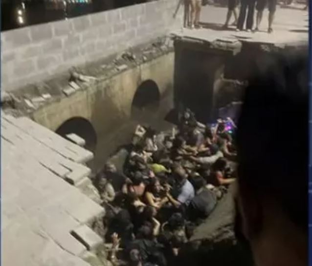 Cratera se abre e engole 30 pessoas durante evento de Natal