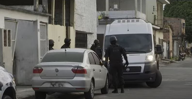 Negociação com homem que mantém família refém já ultrapassa 8 horas em Manaus