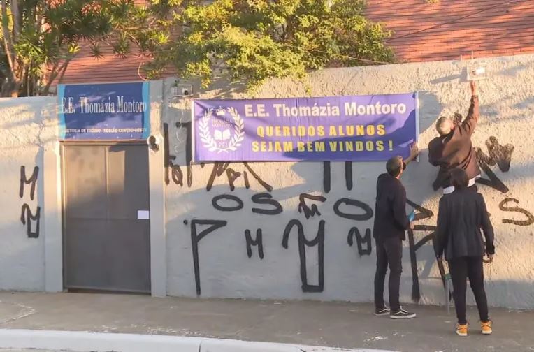 Emoção e medo marcam retorno de alunos à escola onde adolescente matou professora 