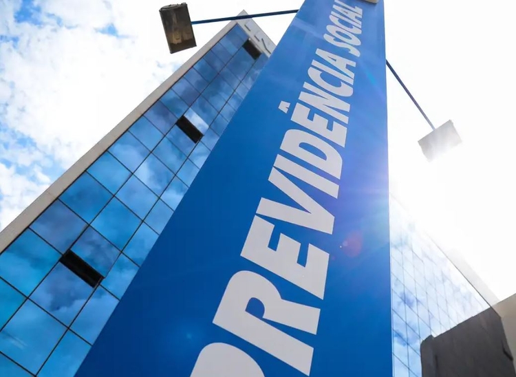 Mais de 800 mil benefícios do INSS passarão por pente-fino, diz ministro