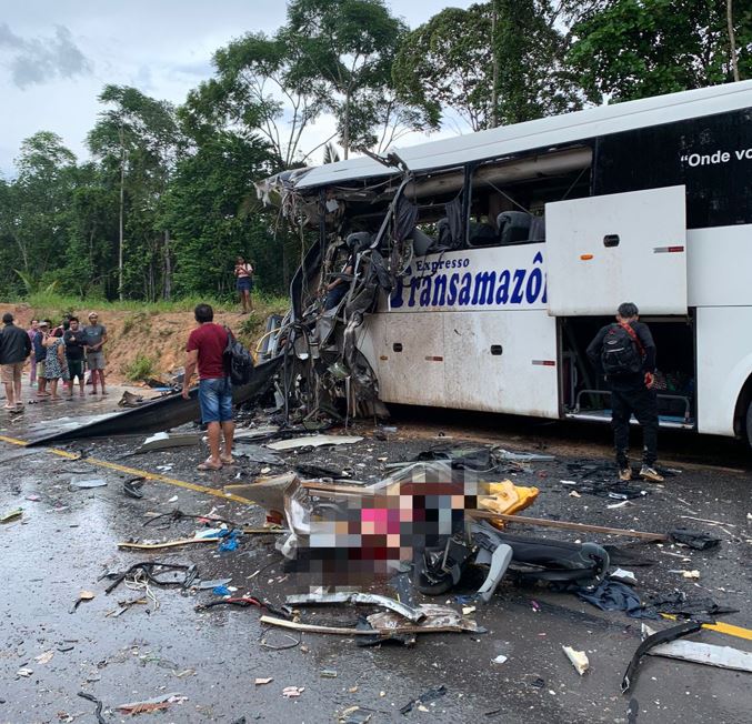 Fotos chocantes mostram corpos presos às ferragens e espalhados na AM-010 após acidente
