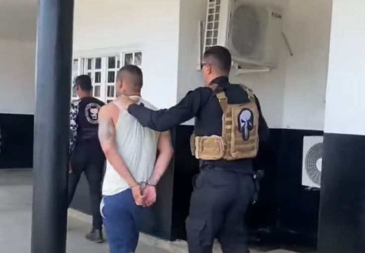 Homem é preso por agredir esposa e ameaçar enteado de 4  anos com faca no Amazonas