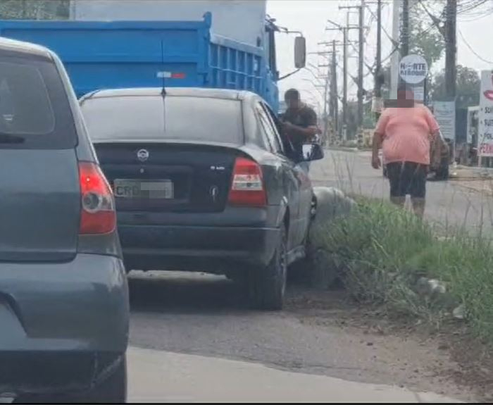 Acidente entre carro e caçamba trava trânsito na Av. Torquato Tapajós 