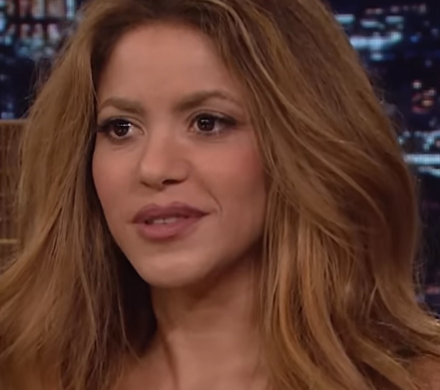 Shakira é flagrada chorando durante passeio com os filhos