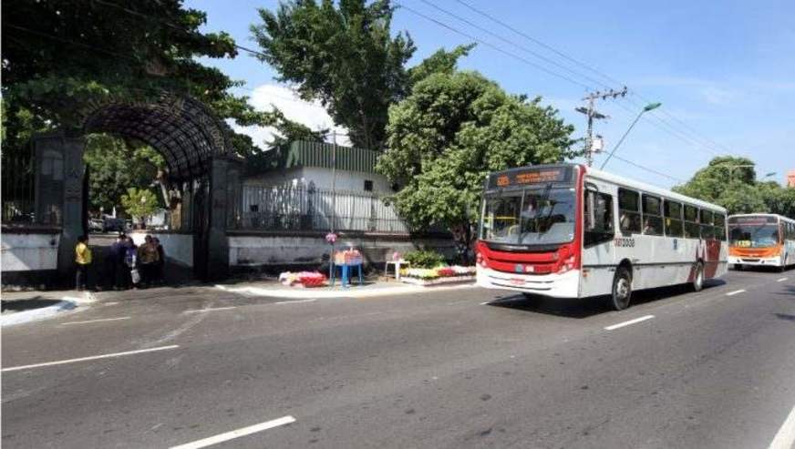 Linhas de ônibus terão reforço para visitação em cemitérios de Manaus no Dia de Finados