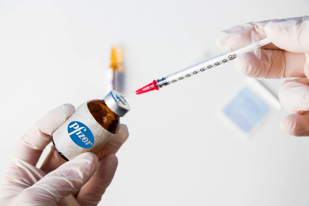 Pfizer afirma que vacina é 100% eficaz em adolescentes de 12 a 15 anos 