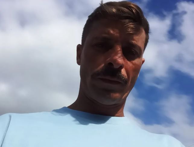 Homem faz gentileza para vizinha e acaba morto na frente da mulher e filha