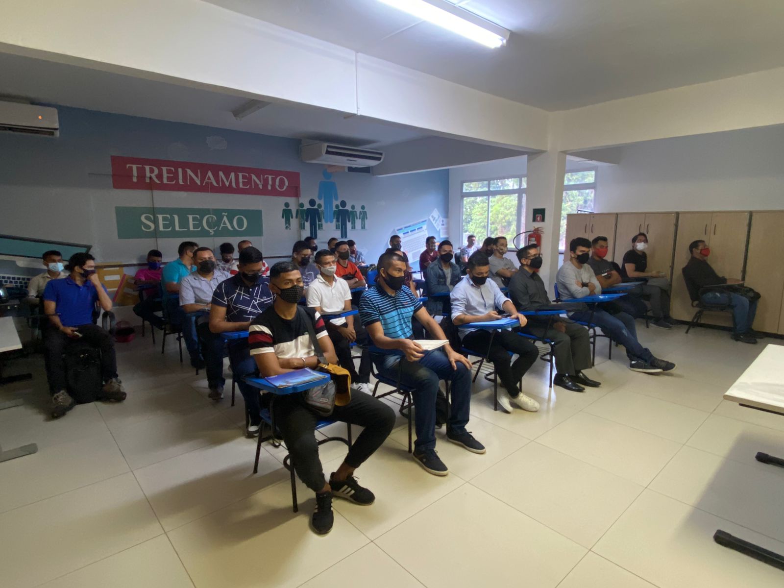 Jovens cadastrados no Sine Manaus passam por processo seletivo para 1º emprego