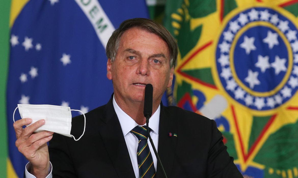 Alvo de manifestantes, Bolsonaro entra pelos fundos de hotel em Nova York