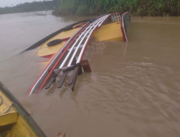 Barco com destino ao interior do Amazonas afunda com 40 pessoas