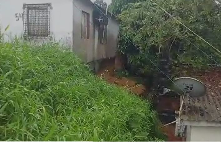 Famílias são retiradas de casas às pressas após risco de desabamento em Manaus 