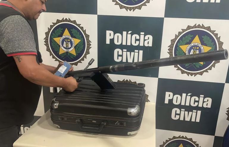 Mulher é presa com bebê no colo ao ser flagrada com metralhadora dentro de mala 