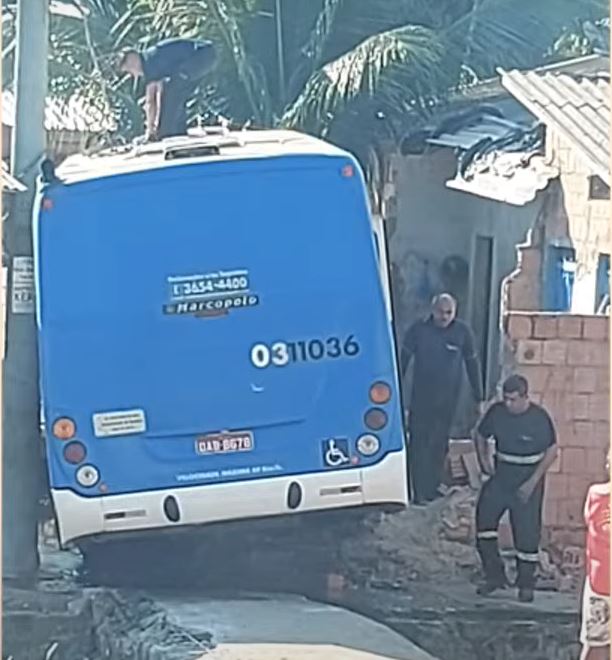 Acidente com ônibus desgovernado destrói três casas em Manaus