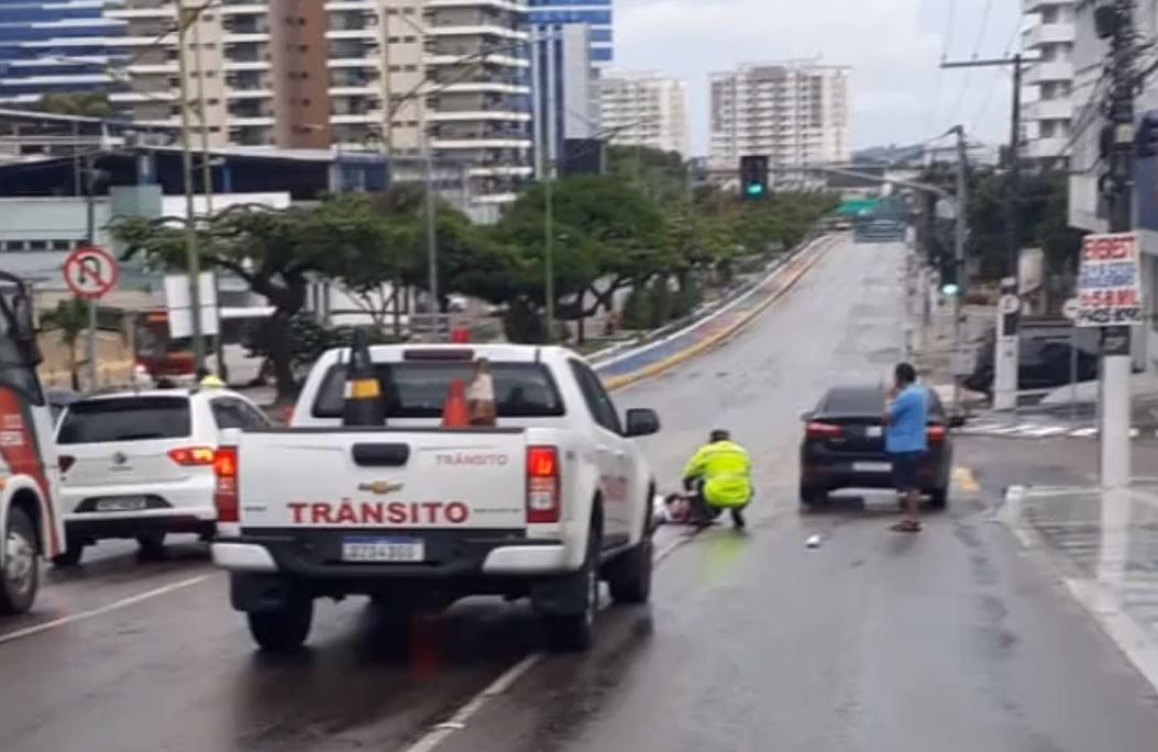 Acidente entre carro e motocicleta deixa um ferido e trânsito complicado em Manaus