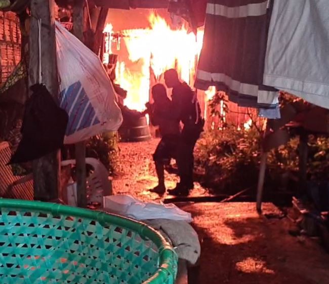 Homem surta, incendeia casa e tenta jogar filhos no fogo no Amazonas