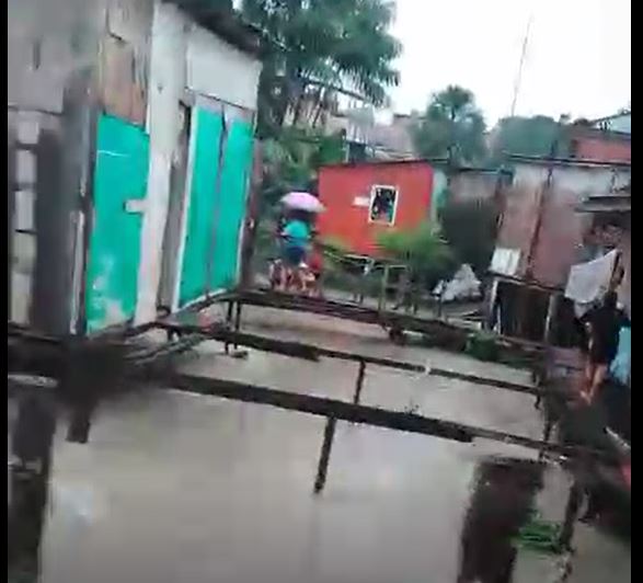 Adolescentes despencam em igarapé e desaparecem durante chuva em Manaus