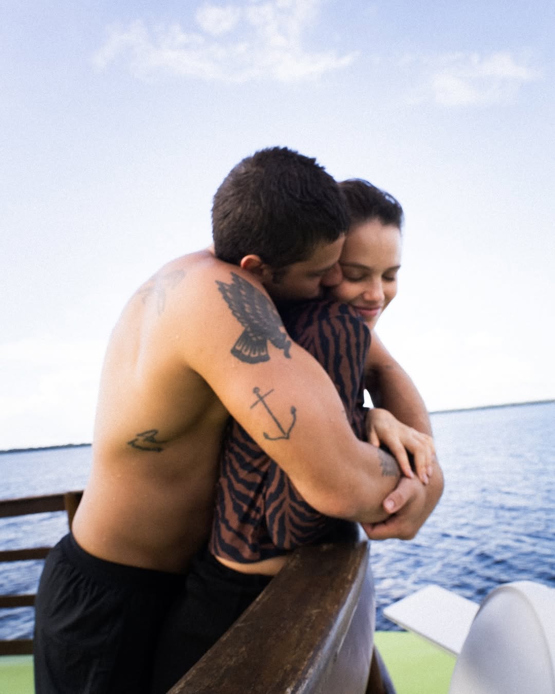 Chay Suede posta novas fotos turistando no Amazonas: 'que momento'