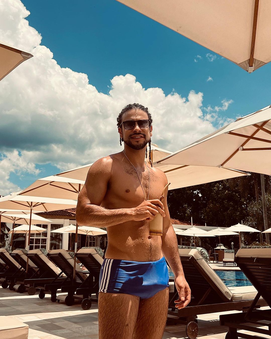 Sérgio Malheiros mostra 'volumão' em sunga e viraliza: 'porte de fuzil'