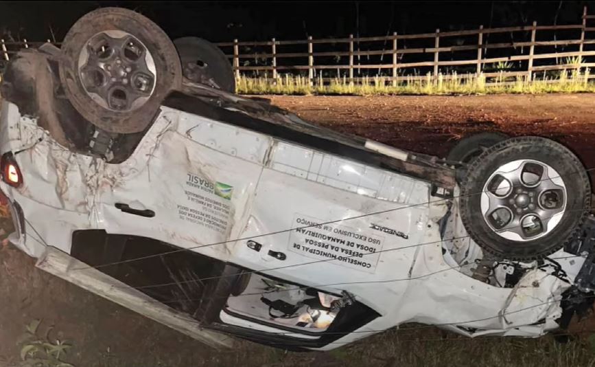 Dupla rouba carro de prefeitura e sofre acidente grave durante perseguição no Amazonas