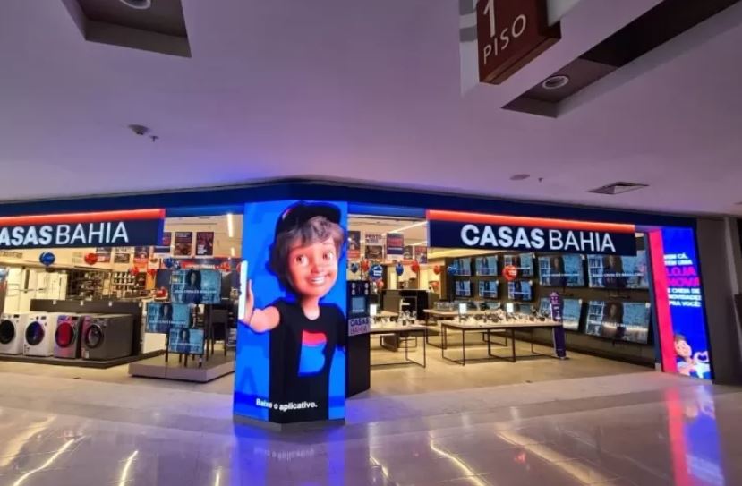 Casas Bahia é condenada a pagar R$ 15 mil a ex-funcionário chamado de 'viadinho' por gerente