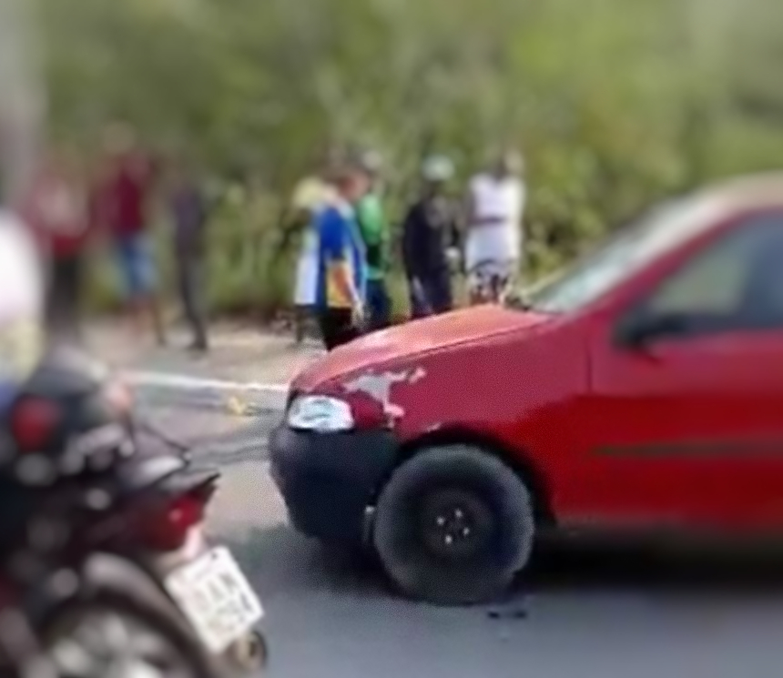 Casal fica ferido em acidente entre carro e moto na Av. das Flores em Manaus