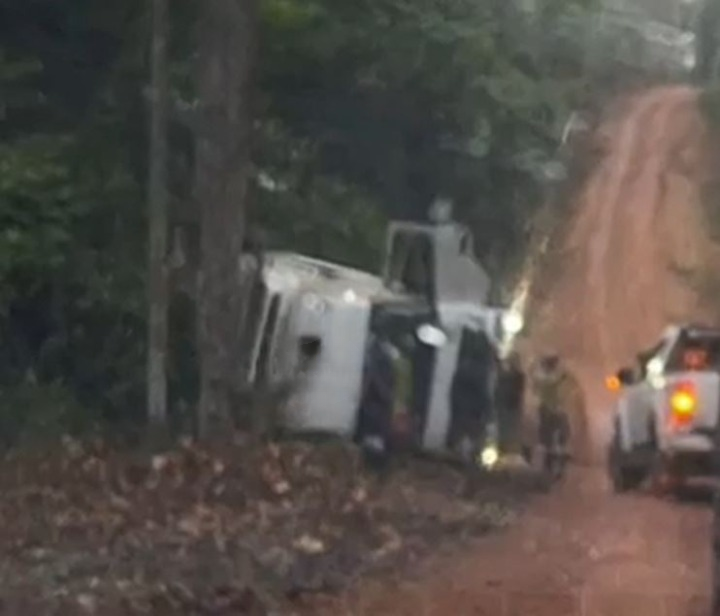 Caminhão tomba em ramal e duas pessoas ficam feridas em Itacoatiara 