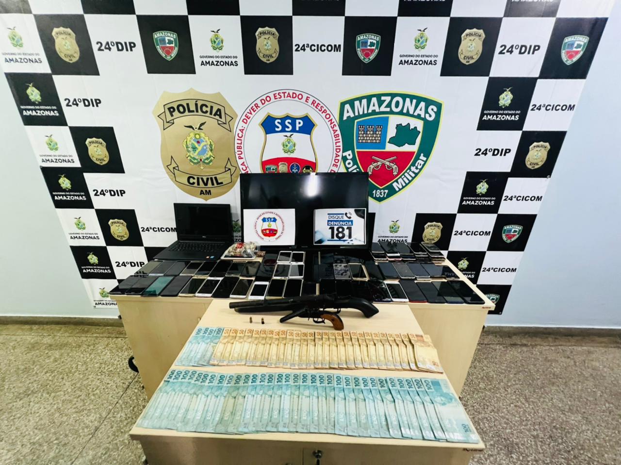 Suspeitos de roubarem casas são presos com armas e R$ 11 mil em Manaus