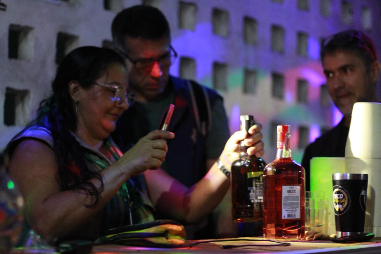 Garrafas adulteradas são encontradas em adega de Manaus