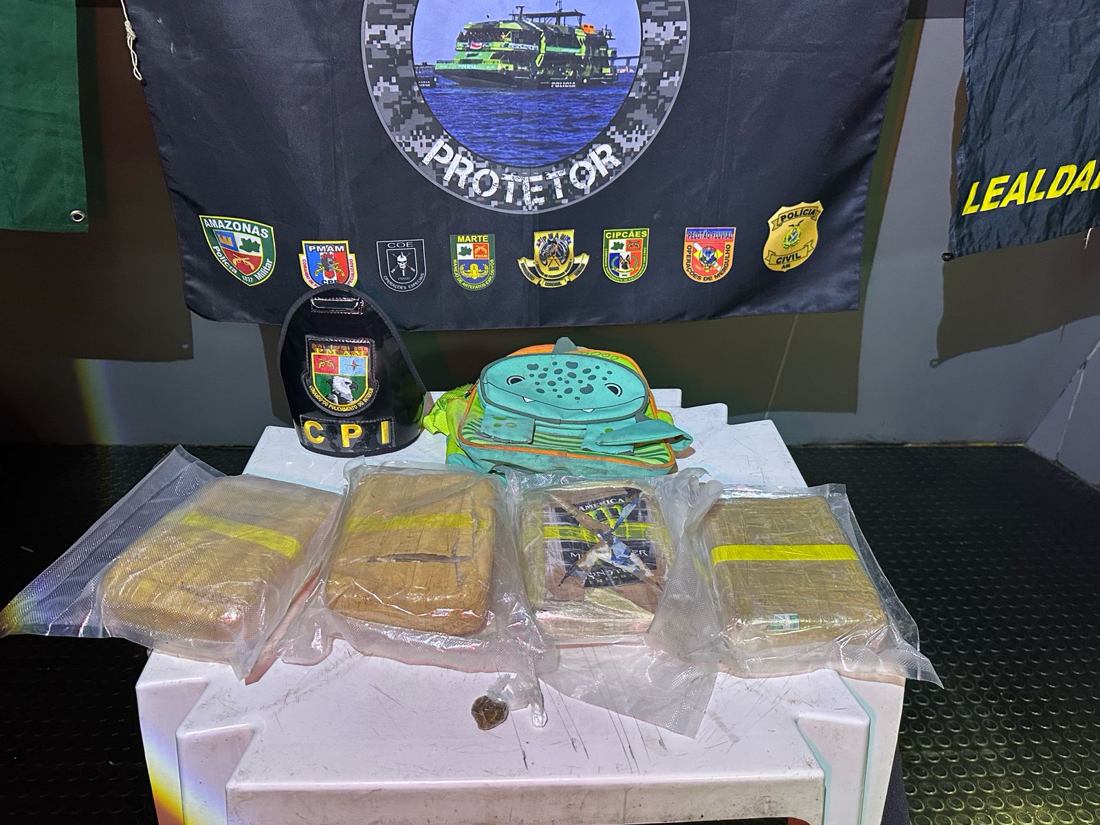 PM apreende maconha escondida em mochila infantil em Barcelos