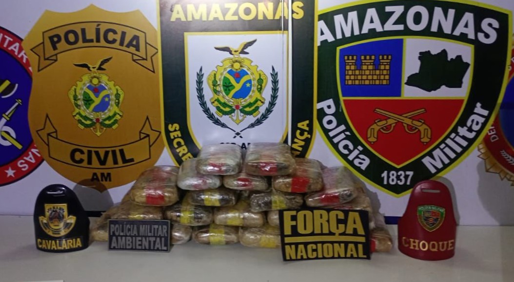 Tripulantes são presos após PM encontrar 26 kg de drogas em barco em Coari