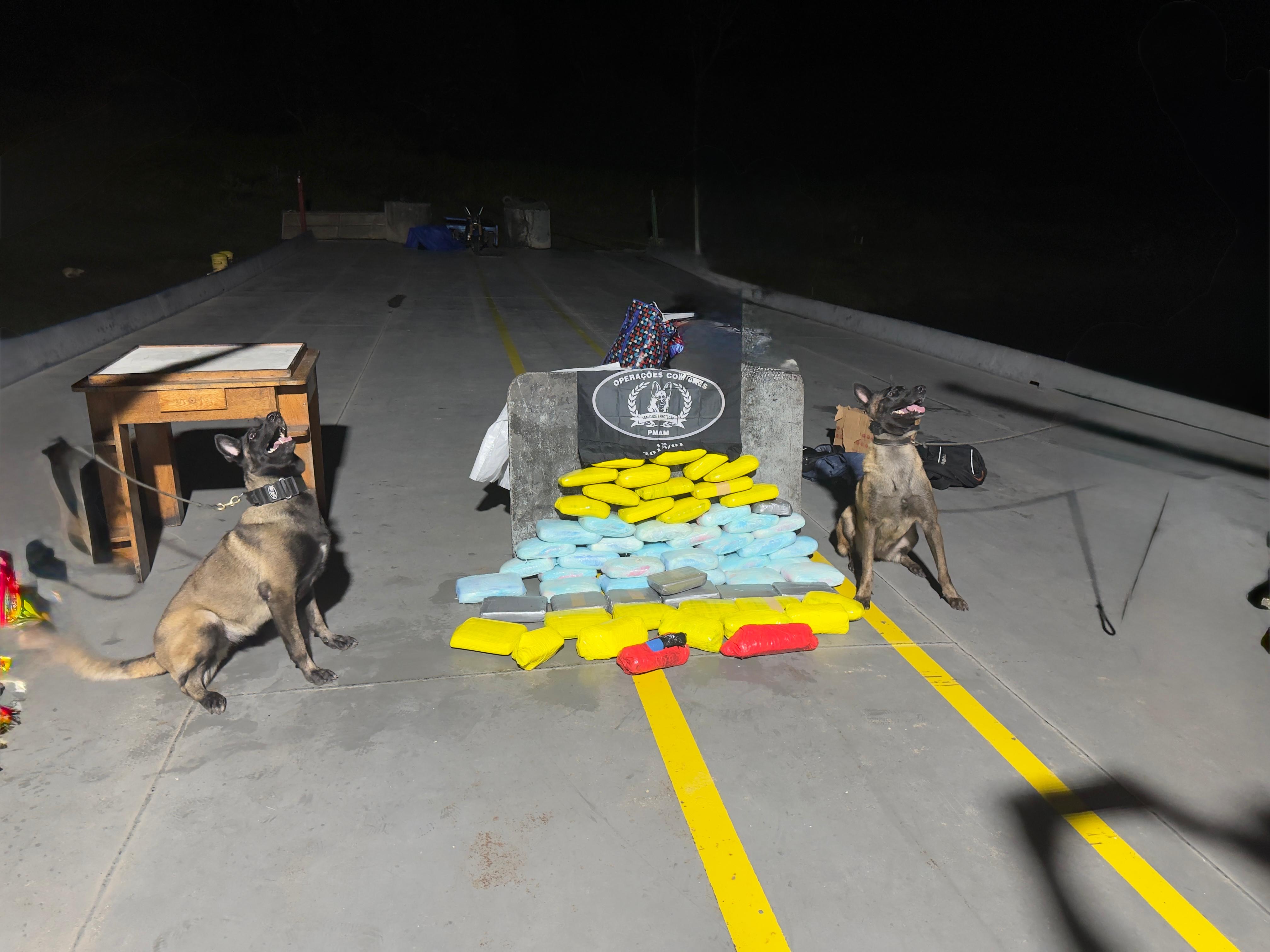 Dupla é presa com quase 80kg de drogas escondidos em caixas de bolacha em barco em Coari