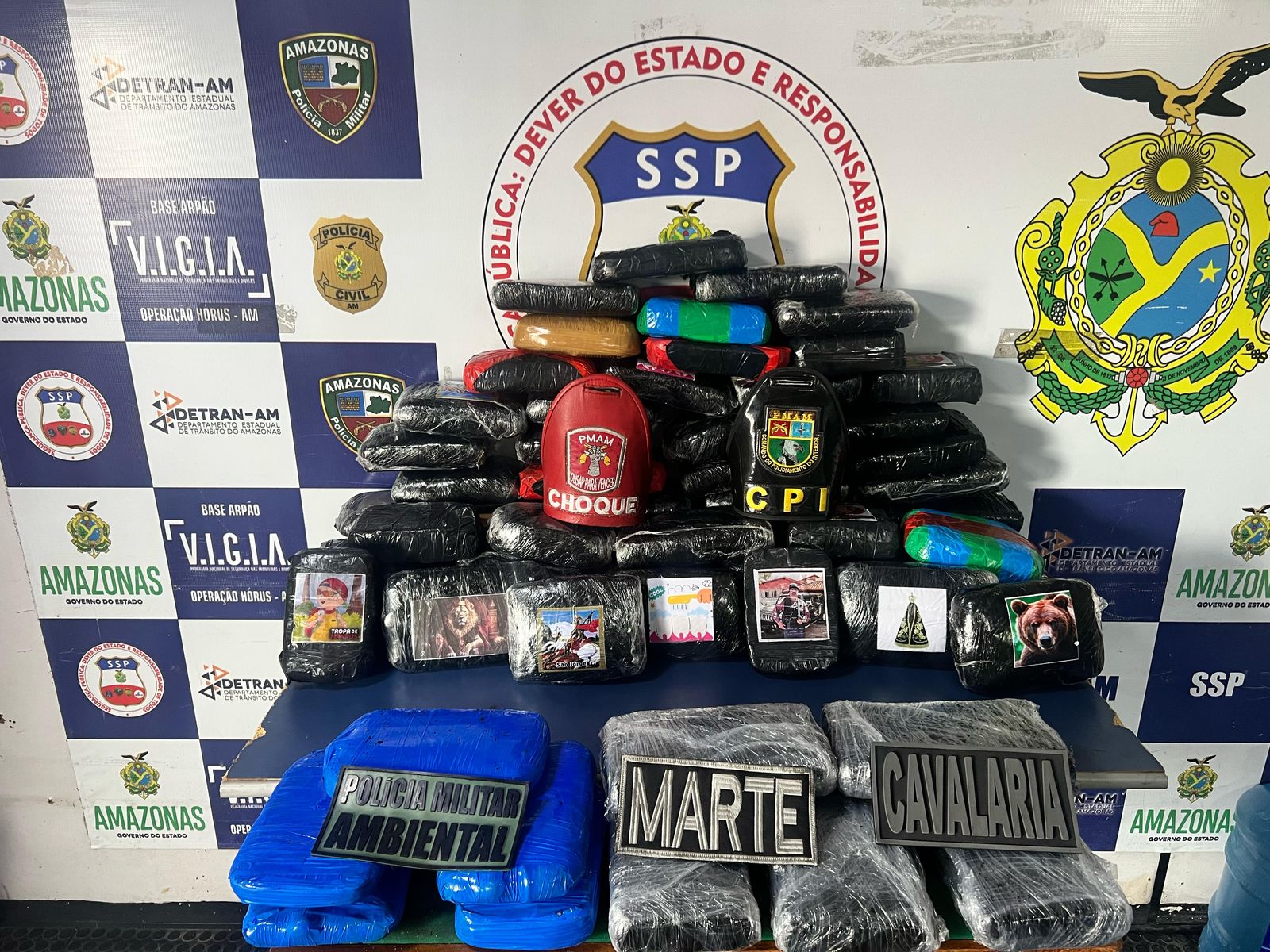 Grupo é preso com 86 Kg de drogas escondidos em malas e lixeira de barco em Coari