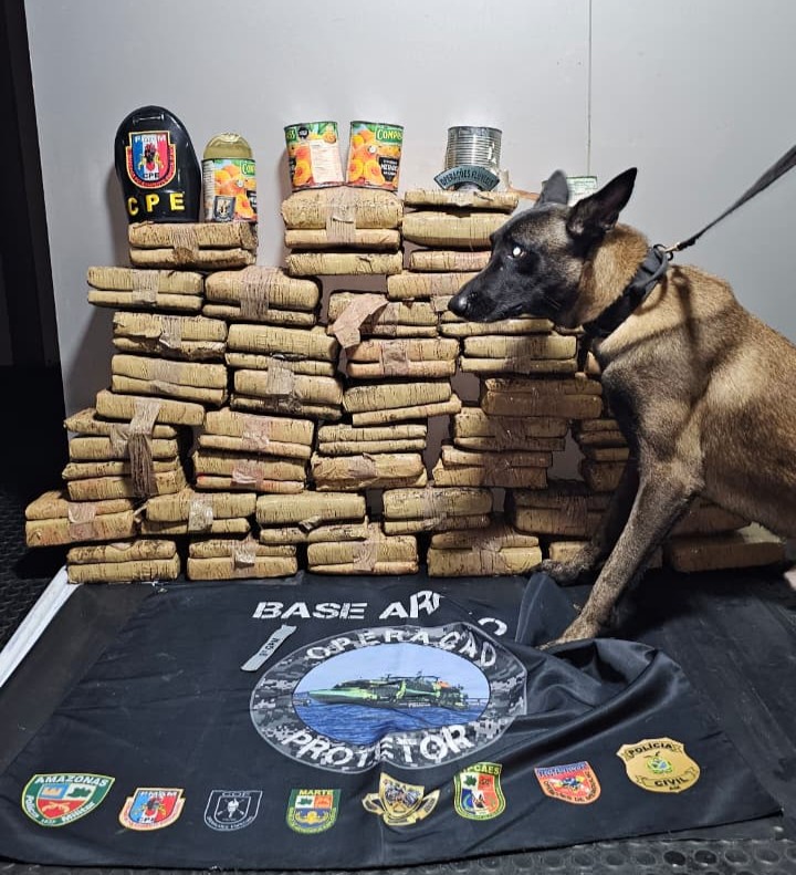 PM apreende R$ 1,5 milhão em drogas escondidas em tubos de PVC e latas no Amazonas