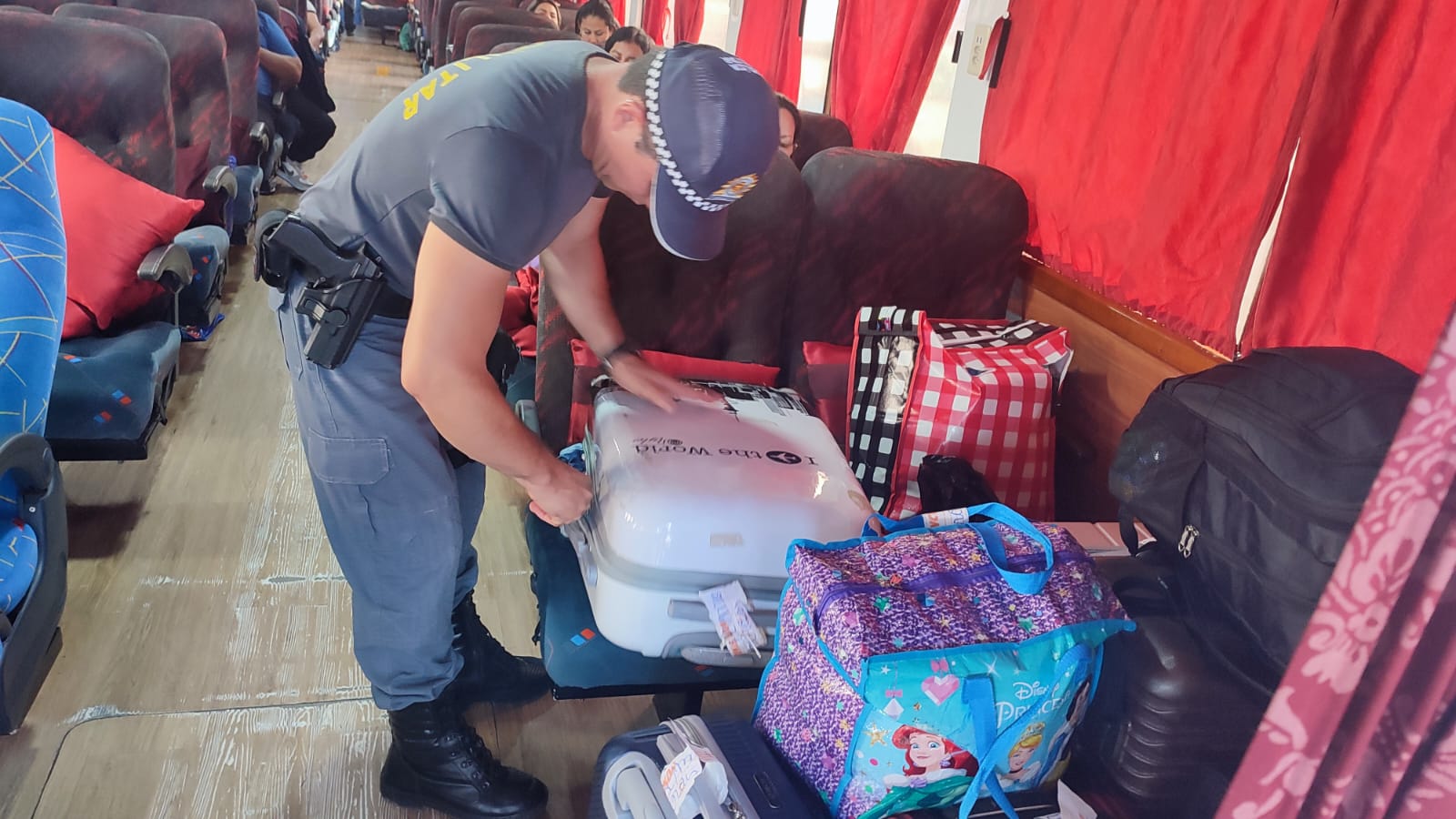 Mulher é presa com quase 20kg de drogas escondidas em barco no Amazonas
