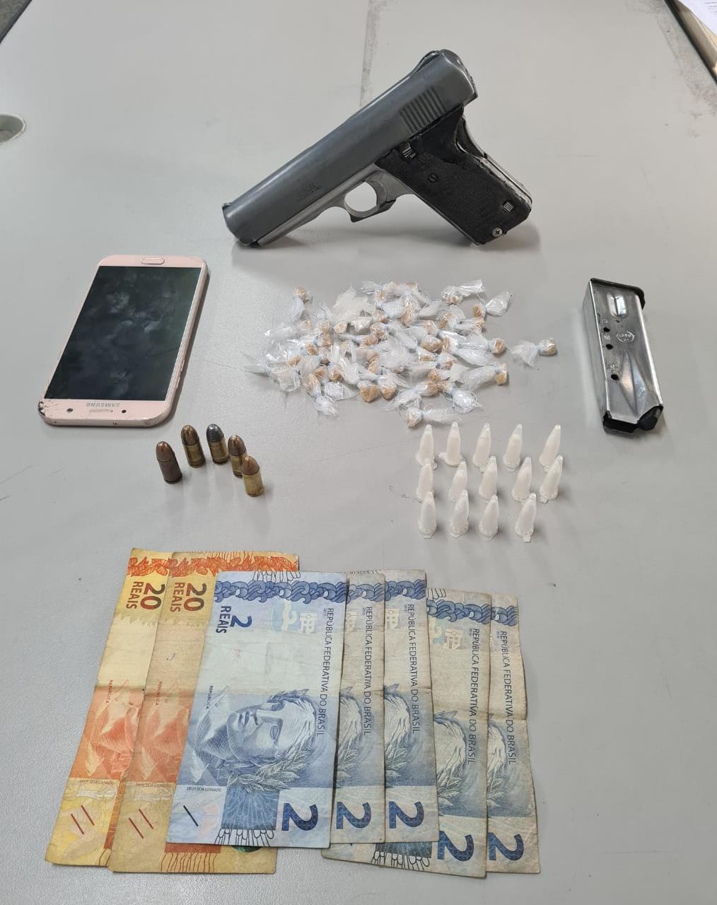 Dupla é presa com arma de fogo e drogas em Manaus