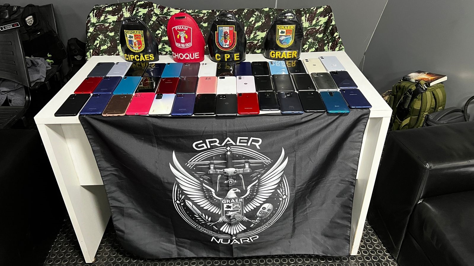 Passageiro de barco é preso com mais de 40 celulares supostamente roubados