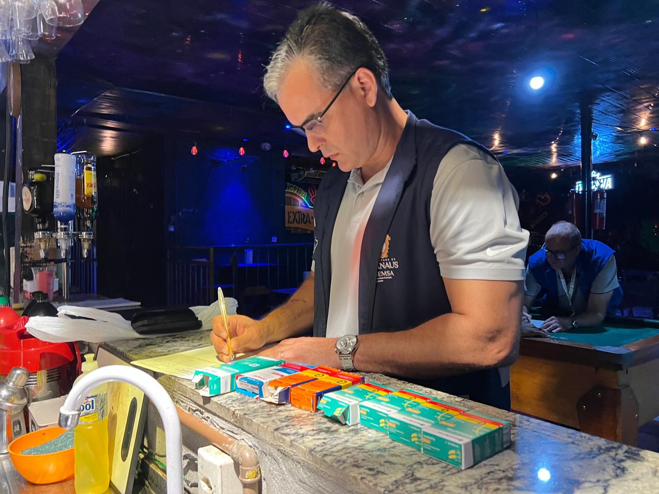 Fiscalização flagra adolescentes bêbados e tadalafilas expostas em bares de Manaus